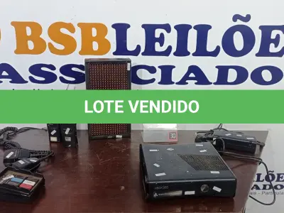 LOTE 112 - 01 XBOX 360, 01 PLACA LUMINOSA, 02 RÁDIOS COMUNICADORES 02MICROFONES PTT. (NO ESTADO) ATENÇÃO! FAZER A VISITAÇÃO ANTES DE ARREMATAR, NÃO SABEMOS SE FUNCIONA, LEILÃO NÃO TEM GARANTIA E NEM DEVOLUÇÃO, SUJEITO A POSSÍVEIS AVARIAS VISÍVEIS/OCULTAS E/OU AUSÊNCIA DE COMPONENTES.