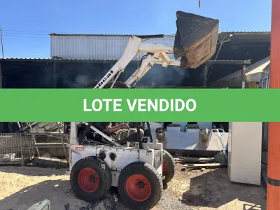 LOTE 526 - 01 BOBCAT M611 DIESEL COM PÁ BATERIA NOVA( NO ESTADO)