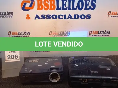 LOTE 206 - 01 PROJETOR BENQ E 01 PROJETOR MARCA EPSON. (NO ESTADO) ATENÇÃO! FAZER A VISITAÇÃO ANTES DE ARREMATAR, NÃO SABEMOS SE FUNCIONA, LEILÃO NÃO TEM GARANTIA E NEM DEVOLUÇÃO, SUJEITO A POSSÍVEIS AVARIAS VISÍVEIS/OCULTAS E/OU AUSÊNCIA DE COMPONENTES.