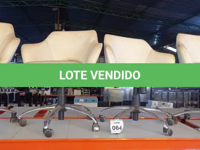 LOTE 064 - 04 CADEIRAS GIRATÓRIAS NA COR BRANCA. (NO ESTADO) ATENÇÃO! FAZER A VISITAÇÃO ANTES DE ARREMATAR, NÃO SABEMOS SE FUNCIONA, LEILÃO NÃO TEM GARANTIA E NEM DEVOLUÇÃO, SUJEITO A POSSÍVEIS AVARIAS VISÍVEIS/OCULTAS E/OU AUSÊNCIA DE COMPONENTES.