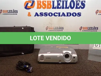 LOTE 011 - 01 PROJETOR MARCA EPSON COM CABOS E MALETA. (NO ESTADO) ATENÇÃO! FAZER A VISITAÇÃO ANTES DE ARREMATAR, NÃO SABEMOS SE FUNCIONA, LEILÃO NÃO TEM GARANTIA E NEM DEVOLUÇÃO, SUJEITO A POSSÍVEIS AVARIAS VISÍVEIS/OCULTAS E/OU AUSÊNCIA DE COMPONENTES.