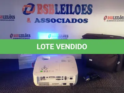 LOTE 015 - 01 PROJETOR MARCA NEC COM CABOS E MALETA. (NO ESTADO) ATENÇÃO! FAZER A VISITAÇÃO ANTES DE ARREMATAR, NÃO SABEMOS SE FUNCIONA, LEILÃO NÃO TEM GARANTIA E NEM DEVOLUÇÃO, SUJEITO A POSSÍVEIS AVARIAS VISÍVEIS/OCULTAS E/OU AUSÊNCIA DE COMPONENTES.