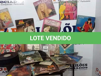 LOTE 065 - 01 LOTE COM GRANDE QUANTIDADE DE DISCOS DE VINIL. (NO ESTADO) ATENÇÃO! FAZER A VISITAÇÃO ANTES DE ARREMATAR, NÃO SABEMOS SE FUNCIONA, LEILÃO NÃO TEM GARANTIA E NEM DEVOLUÇÃO, SUJEITO A POSSÍVEIS AVARIAS VISÍVEIS/OCULTAS E/OU AUSÊNCIA DE COMPONENTES.