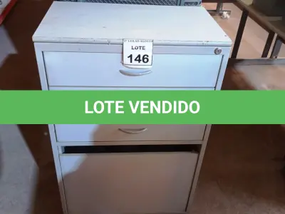 LOTE 146 - 01 ARMÁRIO DE FERRO E TAMPO EM MADEIRA COM 03 GAVETAS E 01 PORTA. (NO ESTADO) ATENÇÃO! FAZER A VISITAÇÃO ANTES DE ARREMATAR, NÃO SABEMOS SE FUNCIONA, LEILÃO NÃO TEM GARANTIA E NEM DEVOLUÇÃO, SUJEITO A POSSÍVEIS AVARIAS VISÍVEIS/OCULTAS E/OU AUSÊNCIA DE COMPONENTES.