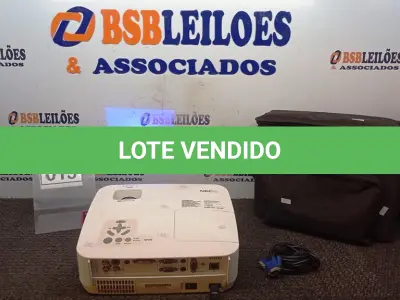 LOTE 015 - 01 PROJETOR MARCA NEC COM CABOS E MALETA. (NO ESTADO) ATENÇÃO! FAZER A VISITAÇÃO ANTES DE ARREMATAR, NÃO SABEMOS SE FUNCIONA, LEILÃO NÃO TEM GARANTIA E NEM DEVOLUÇÃO, SUJEITO A POSSÍVEIS AVARIAS VISÍVEIS/OCULTAS E/OU AUSÊNCIA DE COMPONENTES.