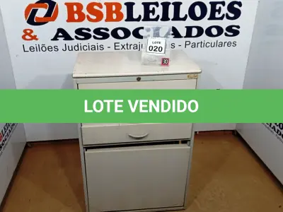 LOTE 020 - 01 ARMÁRIO DE FERRO E TAMPO EM MADEIRA COM 03 GAVETAS E 01 PORTA. (NO ESTADO) ATENÇÃO! FAZER A VISITAÇÃO ANTES DE ARREMATAR, NÃO SABEMOS SE FUNCIONA, LEILÃO NÃO TEM GARANTIA E NEM DEVOLUÇÃO, SUJEITO A POSSÍVEIS AVARIAS VISÍVEIS/OCULTAS E/OU AUSÊNCIA DE COMPONENTES.
