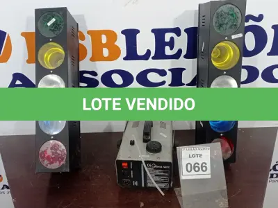 LOTE 066 - 02 REFLETORES DE LUZ E 01 MÁQUINA DE FUMAÇA. (NO ESTADO) ATENÇÃO! FAZER A VISITAÇÃO ANTES DE ARREMATAR, NÃO SABEMOS SE FUNCIONA, LEILÃO NÃO TEM GARANTIA E NEM DEVOLUÇÃO, SUJEITO A POSSÍVEIS AVARIAS VISÍVEIS/OCULTAS E/OU AUSÊNCIA DE COMPONENTES.