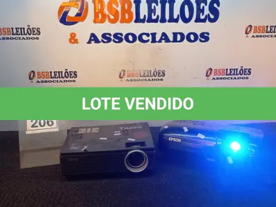 LOTE 206 - 01 PROJETOR BENQ E 01 PROJETOR MARCA EPSON. (NO ESTADO) ATENÇÃO! FAZER A VISITAÇÃO ANTES DE ARREMATAR, NÃO SABEMOS SE FUNCIONA, LEILÃO NÃO TEM GARANTIA E NEM DEVOLUÇÃO, SUJEITO A POSSÍVEIS AVARIAS VISÍVEIS/OCULTAS E/OU AUSÊNCIA DE COMPONENTES.