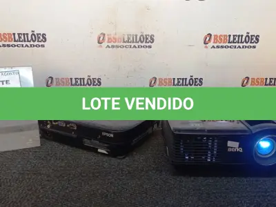 LOTE 201 - 01 PROJETOR BENQ E 01 PROJETOR MARCA EPSON. (NO ESTADO) ATENÇÃO! FAZER A VISITAÇÃO ANTES DE ARREMATAR, NÃO SABEMOS SE FUNCIONA, LEILÃO NÃO TEM GARANTIA E NEM DEVOLUÇÃO, SUJEITO A POSSÍVEIS AVARIAS VISÍVEIS/OCULTAS E/OU AUSÊNCIA DE COMPONENTES.