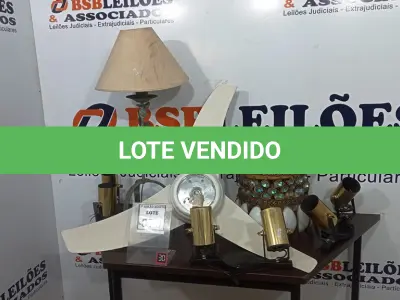 LOTE 070 - 01 LUSTRE, 01 VENTILADOR DE TETO, 03 LUMINÁRIAS E 01 ABAJUR. (NO ESTADO) ATENÇÃO! FAZER A VISITAÇÃO ANTES DE ARREMATAR, NÃO SABEMOS SE FUNCIONA, LEILÃO NÃO TEM GARANTIA E NEM DEVOLUÇÃO, SUJEITO A POSSÍVEIS AVARIAS VISÍVEIS/OCULTAS E/OU AUSÊNCIA DE COMPONENTES.