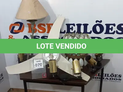 LOTE 070 - 01 LUSTRE, 01 VENTILADOR DE TETO, 03 LUMINÁRIAS E 01 ABAJUR. (NO ESTADO) ATENÇÃO! FAZER A VISITAÇÃO ANTES DE ARREMATAR, NÃO SABEMOS SE FUNCIONA, LEILÃO NÃO TEM GARANTIA E NEM DEVOLUÇÃO, SUJEITO A POSSÍVEIS AVARIAS VISÍVEIS/OCULTAS E/OU AUSÊNCIA DE COMPONENTES.