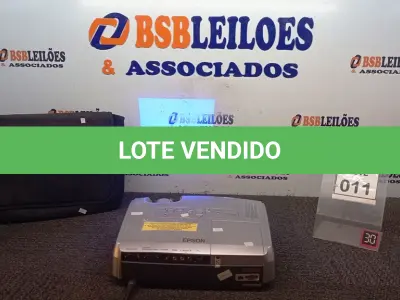LOTE 011 - 01 PROJETOR MARCA EPSON COM CABOS E MALETA. (NO ESTADO) ATENÇÃO! FAZER A VISITAÇÃO ANTES DE ARREMATAR, NÃO SABEMOS SE FUNCIONA, LEILÃO NÃO TEM GARANTIA E NEM DEVOLUÇÃO, SUJEITO A POSSÍVEIS AVARIAS VISÍVEIS/OCULTAS E/OU AUSÊNCIA DE COMPONENTES.