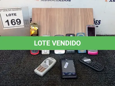 LOTE 169 - 09 CELULARES DE MARCA E MODELOS DIVERSOS. (NO ESTADO) ATENÇÃO! FAZER A VISITAÇÃO ANTES DE ARREMATAR, NÃO SABEMOS SE FUNCIONA, LEILÃO NÃO TEM GARANTIA E NEM DEVOLUÇÃO, SUJEITO A POSSÍVEIS AVARIAS VISÍVEIS/OCULTAS E/OU AUSÊNCIA DE COMPONENTES.