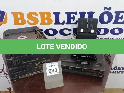 LOTE 030 - 01 TOCA DISCOS, 01 APARELHO DE VIDEO CASSETE, 01 APARELHO DE DVD E 03 MINIS CAIXAS DE SOM. (NO ESTADO) ATENÇÃO! FAZER A VISITAÇÃO ANTES DE ARREMATAR, NÃO SABEMOS SE FUNCIONA, LEILÃO NÃO TEM GARANTIA E NEM DEVOLUÇÃO, SUJEITO A POSSÍVEIS AVARIAS VISÍVEIS/OCULTAS E/OU AUSÊNCIA DE COMPONENTES.