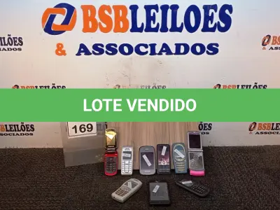 LOTE 169 - 09 CELULARES DE MARCA E MODELOS DIVERSOS. (NO ESTADO) ATENÇÃO! FAZER A VISITAÇÃO ANTES DE ARREMATAR, NÃO SABEMOS SE FUNCIONA, LEILÃO NÃO TEM GARANTIA E NEM DEVOLUÇÃO, SUJEITO A POSSÍVEIS AVARIAS VISÍVEIS/OCULTAS E/OU AUSÊNCIA DE COMPONENTES.