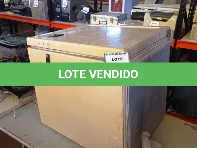 LOTE 125 - 01 CAIXA TÉRMICA. (NO ESTADO) ATENÇÃO! FAZER A VISITAÇÃO ANTES DE ARREMATAR, NÃO SABEMOS SE FUNCIONA, LEILÃO NÃO TEM GARANTIA E NEM DEVOLUÇÃO, SUJEITO A POSSÍVEIS AVARIAS VISÍVEIS/OCULTAS E/OU AUSÊNCIA DE COMPONENTES.