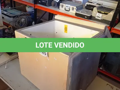 LOTE 125 - 01 CAIXA TÉRMICA. (NO ESTADO) ATENÇÃO! FAZER A VISITAÇÃO ANTES DE ARREMATAR, NÃO SABEMOS SE FUNCIONA, LEILÃO NÃO TEM GARANTIA E NEM DEVOLUÇÃO, SUJEITO A POSSÍVEIS AVARIAS VISÍVEIS/OCULTAS E/OU AUSÊNCIA DE COMPONENTES.