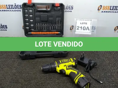 LOTE 210 - 01 PARAFUSADEIRA A BATERIA 12V 2BITS E CARREGADOR. (NO ESTADO) ATENÇÃO! FAZER A VISITAÇÃO ANTES DE ARREMATAR, NÃO SABEMOS SE FUNCIONA. LEILÃO NÃO TEM GARANTIA E NEM DEVOLUÇÃO, SUJEITO A POSSÍVEIS AVARIAS VISÍVEIS/OCULTAS E/OU AUSÊNCIA DE COMPONENTES.