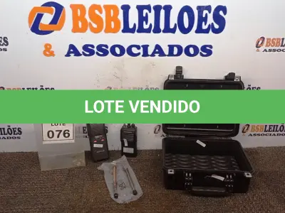LOTE 076 - 02 RÁDIOS COMUNICADORES E 01 CASE. (NO ESTADO) ATENÇÃO! FAZER A VISITAÇÃO ANTES DE ARREMATAR, NÃO SABEMOS SE FUNCIONA, LEILÃO NÃO TEM GARANTIA E NEM DEVOLUÇÃO, SUJEITO A POSSÍVEIS AVARIAS VISÍVEIS/OCULTAS E/OU AUSÊNCIA DE COMPONENTES.