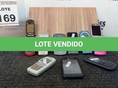 LOTE 169 - 09 CELULARES DE MARCA E MODELOS DIVERSOS. (NO ESTADO) ATENÇÃO! FAZER A VISITAÇÃO ANTES DE ARREMATAR, NÃO SABEMOS SE FUNCIONA, LEILÃO NÃO TEM GARANTIA E NEM DEVOLUÇÃO, SUJEITO A POSSÍVEIS AVARIAS VISÍVEIS/OCULTAS E/OU AUSÊNCIA DE COMPONENTES.