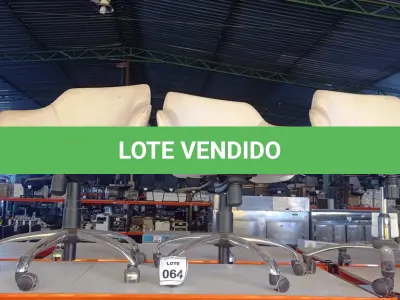 LOTE 064 - 04 CADEIRAS GIRATÓRIAS NA COR BRANCA. (NO ESTADO) ATENÇÃO! FAZER A VISITAÇÃO ANTES DE ARREMATAR, NÃO SABEMOS SE FUNCIONA, LEILÃO NÃO TEM GARANTIA E NEM DEVOLUÇÃO, SUJEITO A POSSÍVEIS AVARIAS VISÍVEIS/OCULTAS E/OU AUSÊNCIA DE COMPONENTES.
