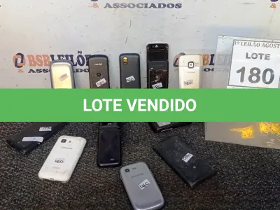 LOTE 180 - 11 CELULARES DE MARCAS E MODELOS DIVERSOS. (NO ESTADO) ATENÇÃO! FAZER A VISITAÇÃO ANTES DE ARREMATAR, NÃO SABEMOS SE FUNCIONA, LEILÃO NÃO TEM GARANTIA E NEM DEVOLUÇÃO, SUJEITO A POSSÍVEIS AVARIAS VISÍVEIS/OCULTAS E/OU AUSÊNCIA DE COMPONENTES.