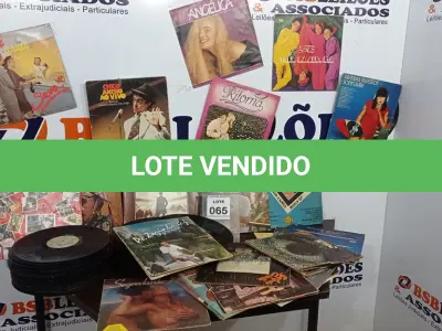 LOTE 065 - 01 LOTE COM GRANDE QUANTIDADE DE DISCOS DE VINIL. (NO ESTADO) ATENÇÃO! FAZER A VISITAÇÃO ANTES DE ARREMATAR, NÃO SABEMOS SE FUNCIONA, LEILÃO NÃO TEM GARANTIA E NEM DEVOLUÇÃO, SUJEITO A POSSÍVEIS AVARIAS VISÍVEIS/OCULTAS E/OU AUSÊNCIA DE COMPONENTES.