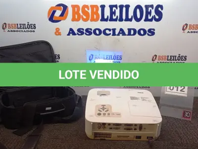 LOTE 012 - 01 PROJETOR MARCA NEC COM MALETA. (NO ESTADO) ATENÇÃO! FAZER A VISITAÇÃO ANTES DE ARREMATAR, NÃO SABEMOS SE FUNCIONA, LEILÃO NÃO TEM GARANTIA E NEM DEVOLUÇÃO, SUJEITO A POSSÍVEIS AVARIAS VISÍVEIS/OCULTAS E/OU AUSÊNCIA DE COMPONENTES.