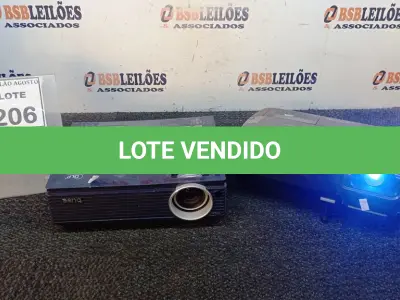 LOTE 206 - 01 PROJETOR BENQ E 01 PROJETOR MARCA EPSON. (NO ESTADO) ATENÇÃO! FAZER A VISITAÇÃO ANTES DE ARREMATAR, NÃO SABEMOS SE FUNCIONA, LEILÃO NÃO TEM GARANTIA E NEM DEVOLUÇÃO, SUJEITO A POSSÍVEIS AVARIAS VISÍVEIS/OCULTAS E/OU AUSÊNCIA DE COMPONENTES.