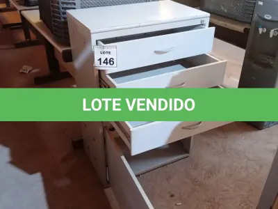LOTE 146 - 01 ARMÁRIO DE FERRO E TAMPO EM MADEIRA COM 03 GAVETAS E 01 PORTA. (NO ESTADO) ATENÇÃO! FAZER A VISITAÇÃO ANTES DE ARREMATAR, NÃO SABEMOS SE FUNCIONA, LEILÃO NÃO TEM GARANTIA E NEM DEVOLUÇÃO, SUJEITO A POSSÍVEIS AVARIAS VISÍVEIS/OCULTAS E/OU AUSÊNCIA DE COMPONENTES.