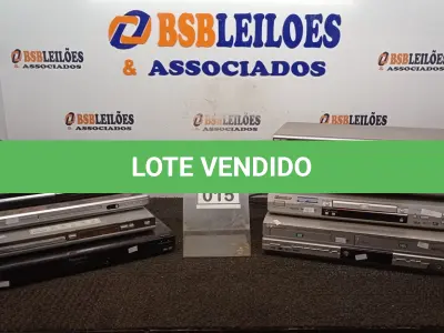 LOTE 015 - 06 APARELHOS DE DVD, 01 BLU RAY E 01 APARELHO DE VÍDEO CASSETE. (NO ESTADO) ATENÇÃO! FAZER A VISITAÇÃO ANTES DE ARREMATAR, NÃO SABEMOS SE FUNCIONA, LEILÃO NÃO TEM GARANTIA E NEM DEVOLUÇÃO, SUJEITO A POSSÍVEIS AVARIAS VISÍVEIS/OCULTAS E/OU AUSÊNCIA DE COMPONENTES.