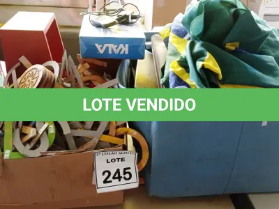 LOTE 245 - 01 LOTE COM VÁRIAS PASTAS DE ARQUIVO, GRANDE QUANTIDADE DE LETRAS, 01 SUPORTE ARTICULADO PARA TV E 02 PRATELEIRAS DE PAREDE. (NO ESTADO) ATENÇÃO! FAZER A VISITAÇÃO ANTES DE ARREMATAR, NÃO SABEMOS SE FUNCIONA, LEILÃO NÃO TEM GARANTIA E NEM DEVOLUÇÃO, SUJEITO A POSSÍVEIS AVARIAS VISÍVEIS/OCULTAS E/OU AUSÊNCIA DE COMPONENTES.
