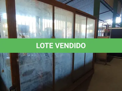 LOTE 408 - 01 VITRINE DE VIDRO  02 PORTAS DE CORRE 3,22CM X 2,30CMX0,74CM. (NO ESTADO) ATENÇÃO! FAZER A VISITAÇÃO ANTES DE ARREMATAR, NÃO SABEMOS SE FUNCIONA, LEILÃO NÃO TEM GARANTIA E NEM DEVOLUÇÃO, SUJEITO A POSSÍVEIS AVARIAS VISÍVEIS/OCULTAS E/OU AUSÊNCIA DE COMPONENTES.