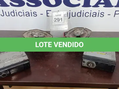LOTE 291 - 02 APARELHOS DE SOM AUTOMOTIVO E 02 ALTO-FALANTES. (NO ESTADO) ATENÇÃO! FAZER A VISITAÇÃO ANTES DE ARREMATAR, NÃO SABEMOS SE FUNCIONA, LEILÃO NÃO TEM GARANTIA E NEM DEVOLUÇÃO, SUJEITO A POSSÍVEIS AVARIAS VISÍVEIS/OCULTAS E/OU AUSÊNCIA DE COMPONENTES.