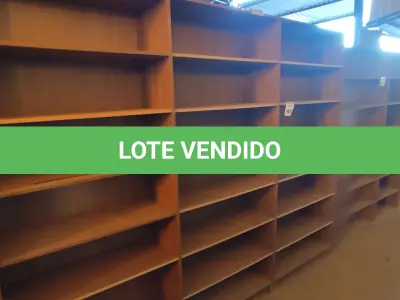 LOTE 409 - 01 ESTANTE EM MADEIRA  4,65CM X 2,10CM X 0,37CM, COM 21 PRATELEIRAS. (NO ESTADO) ATENÇÃO! FAZER A VISITAÇÃO ANTES DE ARREMATAR, NÃO SABEMOS SE FUNCIONA, LEILÃO NÃO TEM GARANTIA E NEM DEVOLUÇÃO, SUJEITO A POSSÍVEIS AVARIAS VISÍVEIS/OCULTAS E/OU AUSÊNCIA DE COMPONENTES.