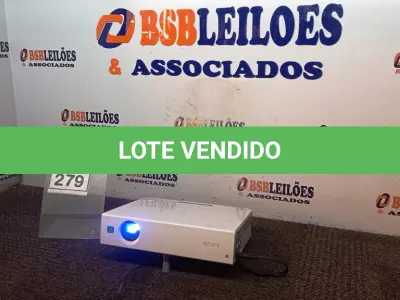 LOTE 279 - 01 PROJETOR SONY. (NO ESTADO) ATENÇÃO! FAZER A VISITAÇÃO ANTES DE ARREMATAR, NÃO SABEMOS SE FUNCIONA, LEILÃO NÃO TEM GARANTIA E NEM DEVOLUÇÃO, SUJEITO A POSSÍVEIS AVARIAS VISÍVEIS/OCULTAS E/OU AUSÊNCIA DE COMPONENTES.