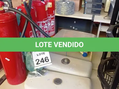 LOTE 246 - 03 EXTINTORES DE INCÊNDIO E 01 CAIXA ACOPLADA. (NO ESTADO) ATENÇÃO! FAZER A VISITAÇÃO ANTES DE ARREMATAR, NÃO SABEMOS SE FUNCIONA, LEILÃO NÃO TEM GARANTIA E NEM DEVOLUÇÃO, SUJEITO A POSSÍVEIS AVARIAS VISÍVEIS/OCULTAS E/OU AUSÊNCIA DE COMPONENTES.