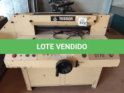 LOTE 372 - 01 GUILHOTINA DE PAPEL INDUSTRIAL MARCA TESSOR GT70. (NO ESTADO) ATENÇÃO! FAZER A VISITAÇÃO ANTES DE ARREMATAR, NÃO SABEMOS SE FUNCIONA, LEILÃO NÃO TEM GARANTIA E NEM DEVOLUÇÃO, SUJEITO A POSSÍVEIS AVARIAS VISÍVEIS/OCULTAS E/OU AUSÊNCIA DE COMPONENTES.