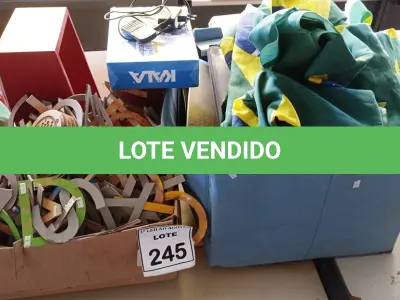 LOTE 245 - 01 LOTE COM VÁRIAS PASTAS DE ARQUIVO, GRANDE QUANTIDADE DE LETRAS, 01 SUPORTE ARTICULADO PARA TV E 02 PRATELEIRAS DE PAREDE. (NO ESTADO) ATENÇÃO! FAZER A VISITAÇÃO ANTES DE ARREMATAR, NÃO SABEMOS SE FUNCIONA, LEILÃO NÃO TEM GARANTIA E NEM DEVOLUÇÃO, SUJEITO A POSSÍVEIS AVARIAS VISÍVEIS/OCULTAS E/OU AUSÊNCIA DE COMPONENTES.