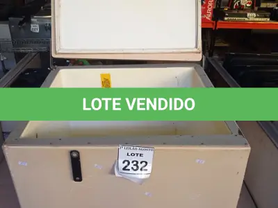 LOTE 232 - 01 CAIXA TÉRMICA. (NO ESTADO) ATENÇÃO! FAZER A VISITAÇÃO ANTES DE ARREMATAR, NÃO SABEMOS SE FUNCIONA, LEILÃO NÃO TEM GARANTIA E NEM DEVOLUÇÃO, SUJEITO A POSSÍVEIS AVARIAS VISÍVEIS/OCULTAS E/OU AUSÊNCIA DE COMPONENTES.
