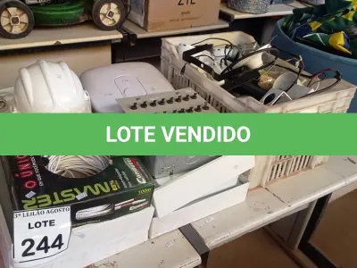 LOTE 244 - 01 LOTE COM VÁRIAS LUMINÁRIAS, 01 ROLO DE CABO COAXIAL DE 100M, 01 QUADRO ELÉTRICO, 01 CENTRAL DE ALARME E 01CAPACETE EPI. (NO ESTADO) ATENÇÃO! FAZER A VISITAÇÃO ANTES DE ARREMATAR, NÃO SABEMOS SE FUNCIONA, LEILÃO NÃO TEM GARANTIA E NEM DEVOLUÇÃO, SUJEITO A POSSÍVEIS AVARIAS VISÍVEIS/OCULTAS E/OU AUSÊNCIA DE COMPONENTES.
