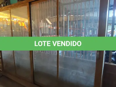 LOTE 408 - 01 VITRINE DE VIDRO  02 PORTAS DE CORRE 3,22CM X 2,30CMX0,74CM. (NO ESTADO) ATENÇÃO! FAZER A VISITAÇÃO ANTES DE ARREMATAR, NÃO SABEMOS SE FUNCIONA, LEILÃO NÃO TEM GARANTIA E NEM DEVOLUÇÃO, SUJEITO A POSSÍVEIS AVARIAS VISÍVEIS/OCULTAS E/OU AUSÊNCIA DE COMPONENTES.