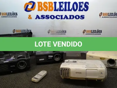 LOTE 101 - 04 PROJETORES DE MARCA E MODELOS DIVERSOS. (NO ESTADO) ATENÇÃO! FAZER A VISITAÇÃO ANTES DE ARREMATAR, NÃO SABEMOS SE FUNCIONA, LEILÃO NÃO TEM GARANTIA E NEM DEVOLUÇÃO, SUJEITO A POSSÍVEIS AVARIAS VISÍVEIS/OCULTAS E/OU AUSÊNCIA DE COMPONENTES.
