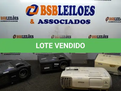 LOTE 101 - 04 PROJETORES DE MARCA E MODELOS DIVERSOS. (NO ESTADO) ATENÇÃO! FAZER A VISITAÇÃO ANTES DE ARREMATAR, NÃO SABEMOS SE FUNCIONA, LEILÃO NÃO TEM GARANTIA E NEM DEVOLUÇÃO, SUJEITO A POSSÍVEIS AVARIAS VISÍVEIS/OCULTAS E/OU AUSÊNCIA DE COMPONENTES.