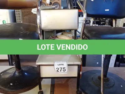 LOTE 275 - 02 CADEIRAS PARA CABELEREIRO E 01 BANCO DE MANICURE. (NO ESTADO) ATENÇÃO! FAZER A VISITAÇÃO ANTES DE ARREMATAR, NÃO SABEMOS SE FUNCIONA, LEILÃO NÃO TEM GARANTIA E NEM DEVOLUÇÃO, SUJEITO A POSSÍVEIS AVARIAS VISÍVEIS/OCULTAS E/OU AUSÊNCIA DE COMPONENTES.