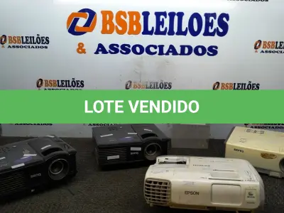 LOTE 101 - 04 PROJETORES DE MARCA E MODELOS DIVERSOS. (NO ESTADO) ATENÇÃO! FAZER A VISITAÇÃO ANTES DE ARREMATAR, NÃO SABEMOS SE FUNCIONA, LEILÃO NÃO TEM GARANTIA E NEM DEVOLUÇÃO, SUJEITO A POSSÍVEIS AVARIAS VISÍVEIS/OCULTAS E/OU AUSÊNCIA DE COMPONENTES.