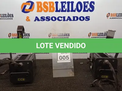 LOTE 005 - 02 REFLETORES DE PALCO. (NO ESTADO) ATENÇÃO! FAZER A VISITAÇÃO ANTES DE ARREMATAR, NÃO SABEMOS SE FUNCIONA, LEILÃO NÃO TEM GARANTIA E NEM DEVOLUÇÃO, SUJEITO A POSSÍVEIS AVARIAS VISÍVEIS/OCULTAS E/OU AUSÊNCIA DE COMPONENTES.