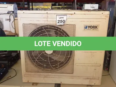 LOTE 250 - 01 AR CONDICIONADO. (NO ESTADO) ATENÇÃO! FAZER A VISITAÇÃO ANTES DE ARREMATAR, NÃO SABEMOS SE FUNCIONA, LEILÃO NÃO TEM GARANTIA E NEM DEVOLUÇÃO, SUJEITO A POSSÍVEIS AVARIAS VISÍVEIS/OCULTAS E/OU AUSÊNCIA DE COMPONENTES.