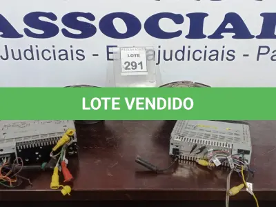 LOTE 291 - 02 APARELHOS DE SOM AUTOMOTIVO E 02 ALTO-FALANTES. (NO ESTADO) ATENÇÃO! FAZER A VISITAÇÃO ANTES DE ARREMATAR, NÃO SABEMOS SE FUNCIONA, LEILÃO NÃO TEM GARANTIA E NEM DEVOLUÇÃO, SUJEITO A POSSÍVEIS AVARIAS VISÍVEIS/OCULTAS E/OU AUSÊNCIA DE COMPONENTES.