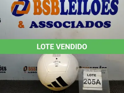 LOTE 205 - 01 BOLA DE FUTEBOL ORIGINAL MARCA ADIDAS. (NO ESTADO) ATENÇÃO! FAZER A VISITAÇÃO ANTES DE ARREMATAR, NÃO SABEMOS SE FUNCIONA, LEILÃO NÃO TEM GARANTIA E NEM DEVOLUÇÃO, SUJEITO A POSSÍVEIS AVARIAS VISÍVEIS/OCULTAS E/OU AUSÊNCIA DE COMPONENTES.